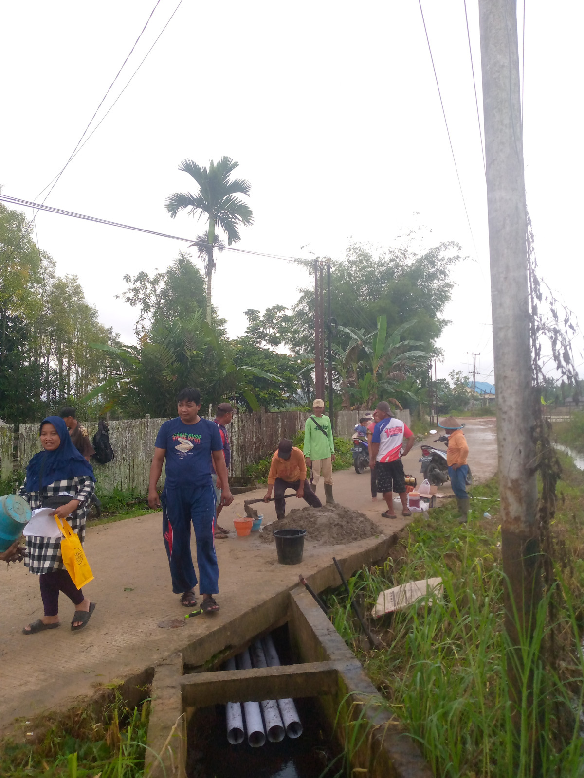 Gotong royong pembersihan jalan masyarakat