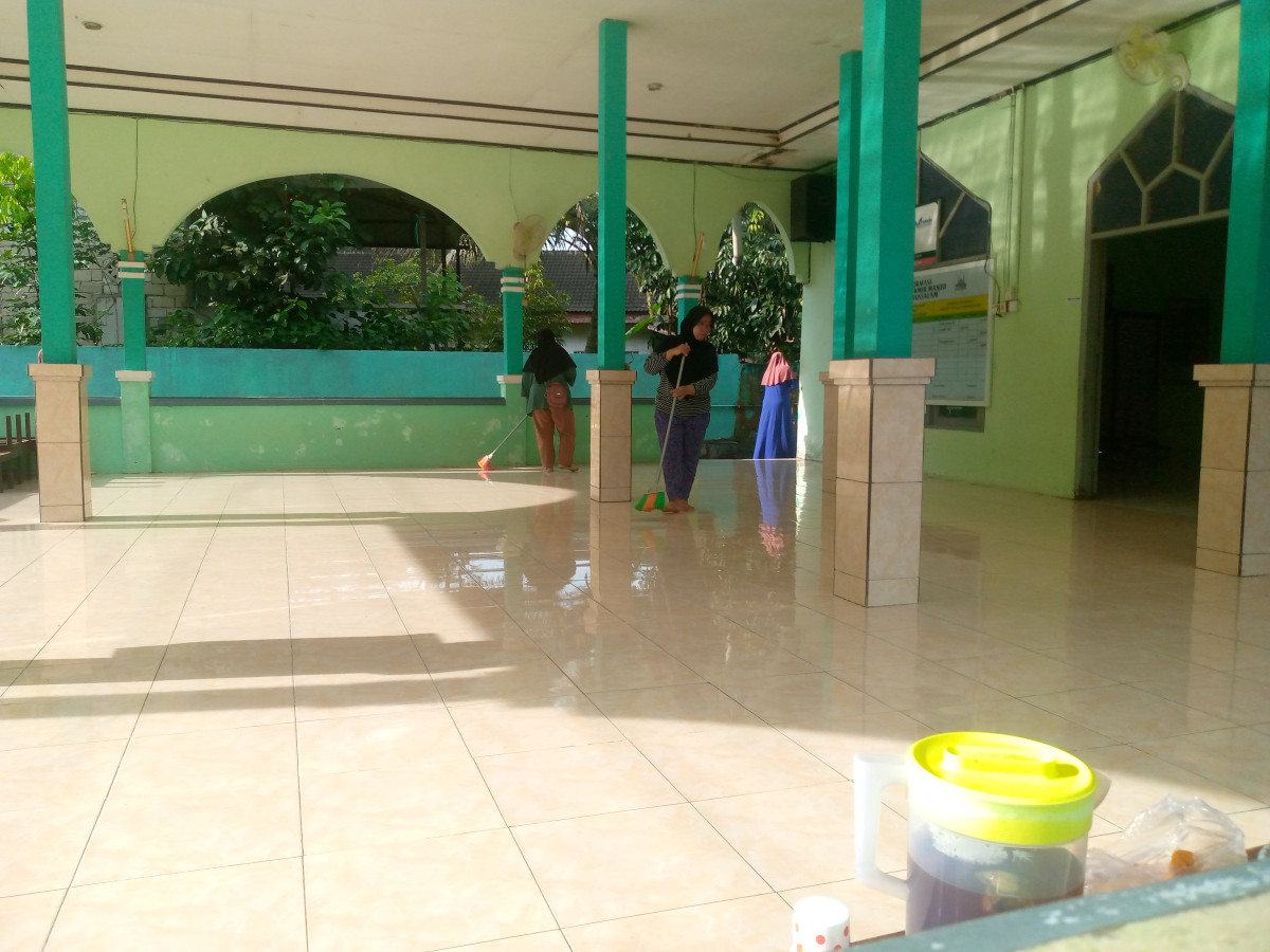 Kegiatan gotong royong membersihkan masjid