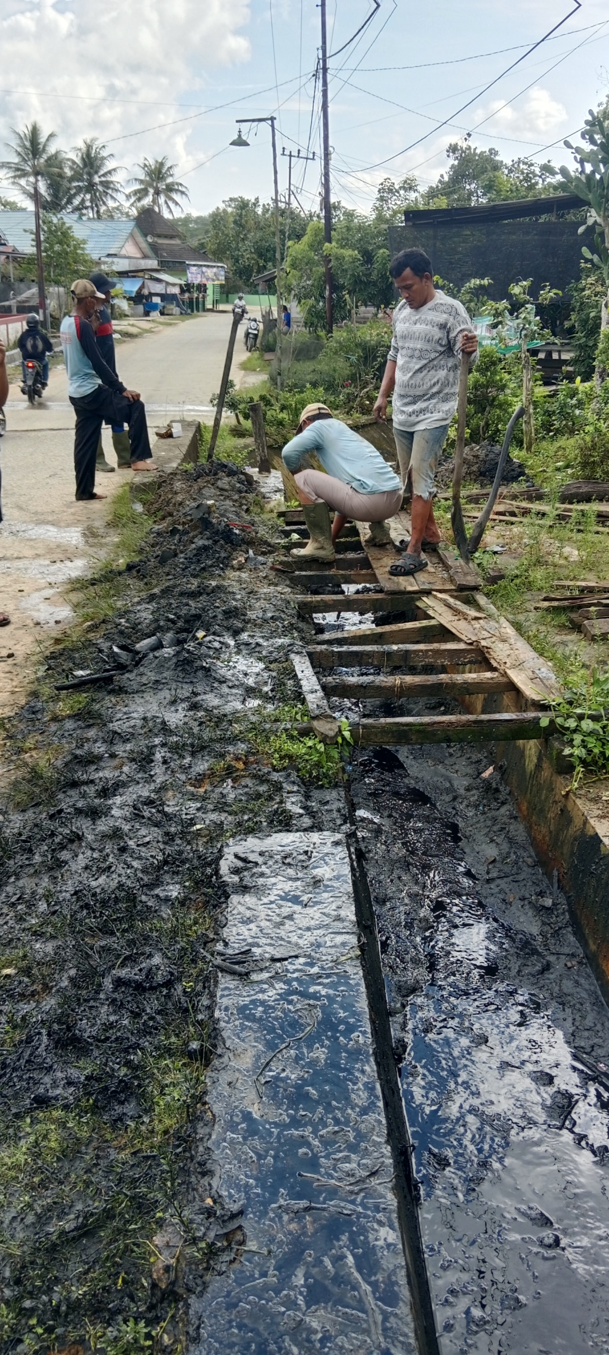 Bersih drainase jalan poros