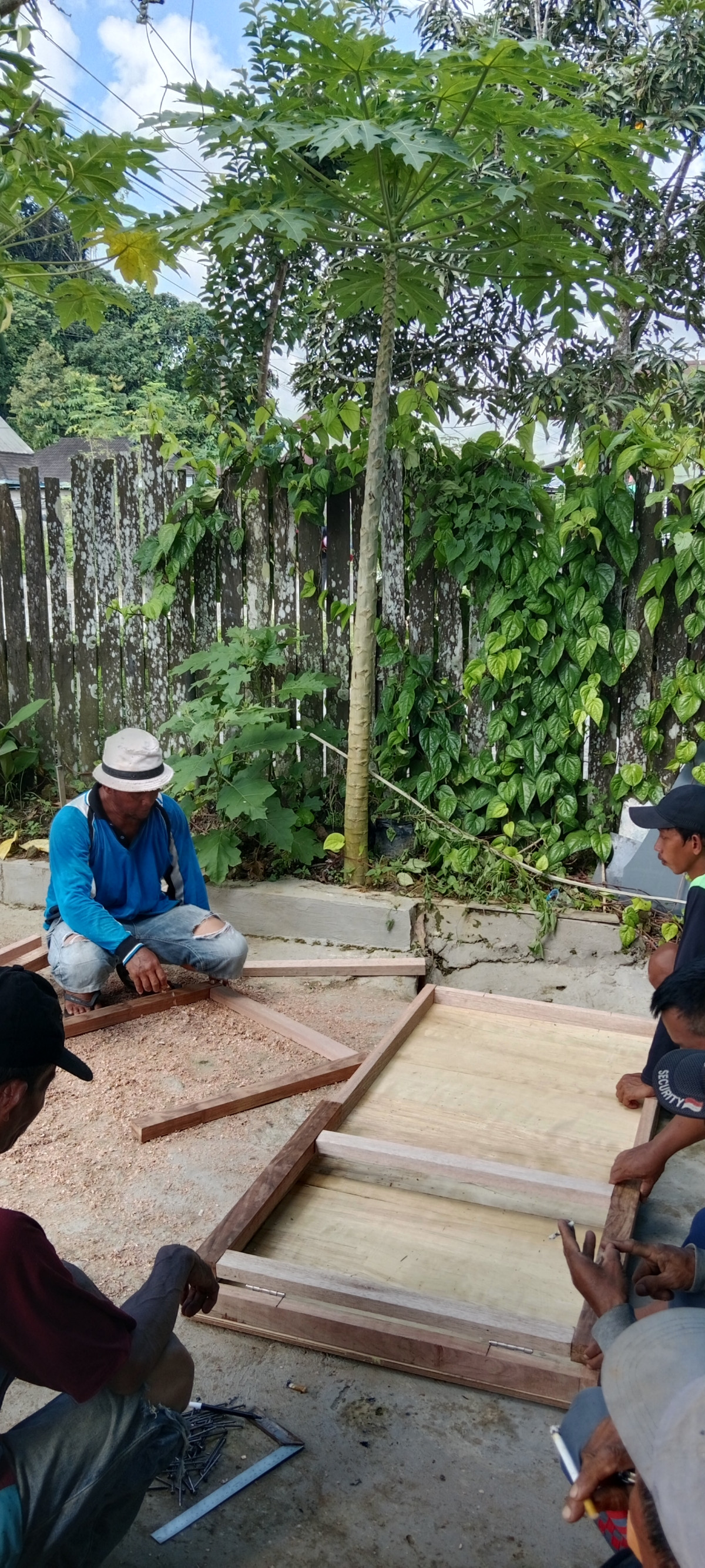 Gotong royong membuat meja inventaris RT