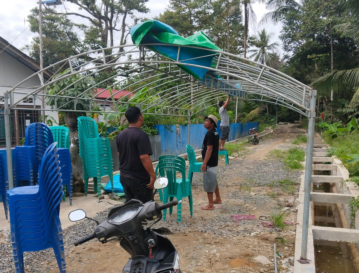 Gotong royong pemasangan tenda untuk menyambut bulan Ramadhan