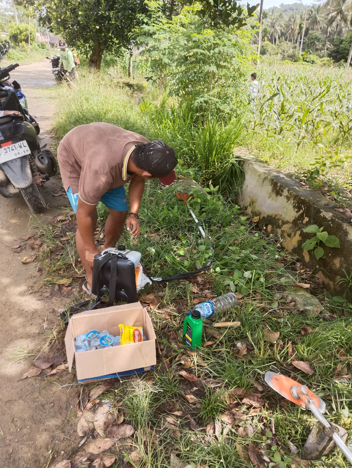 pembersihan pinggir jalan di muang ilir rt 27