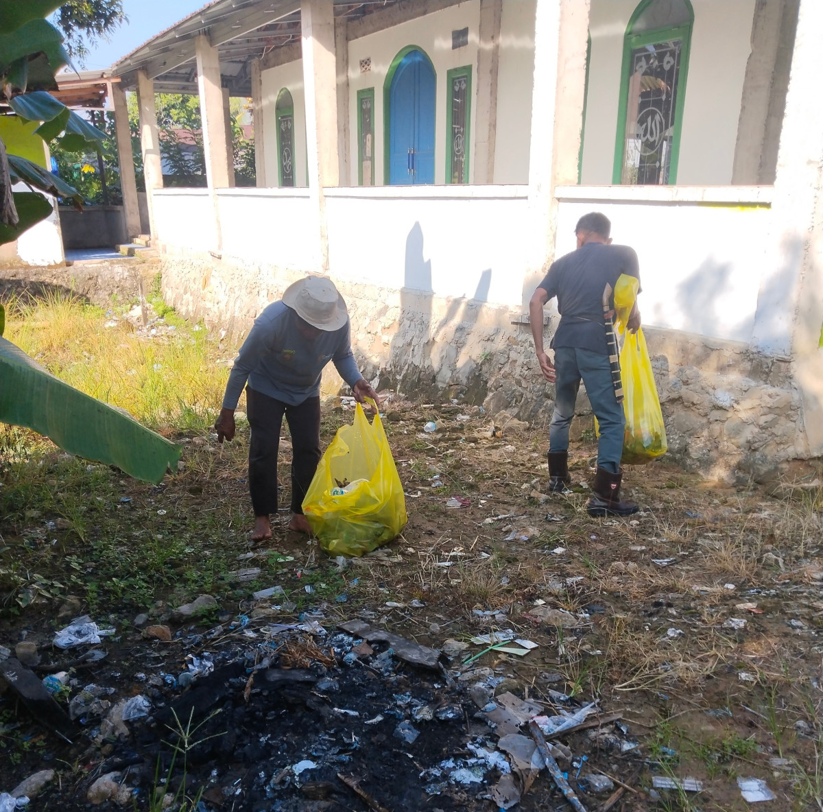 Pembersihan sampah di parit gg 1 gg 2