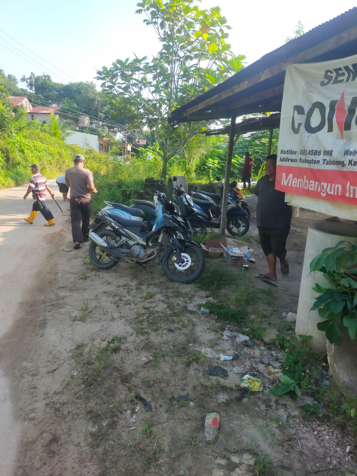 Pembersihan Dan pemotngan rumput di wilayah batas RT 30 DAN RT 36