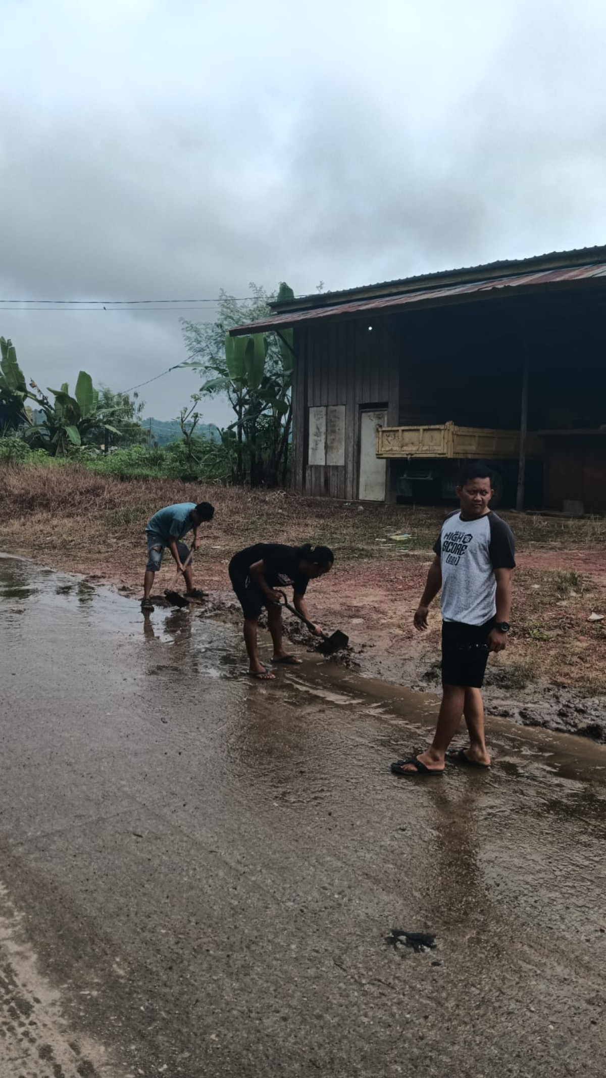 Pembersihan parit di wilayah RT 30