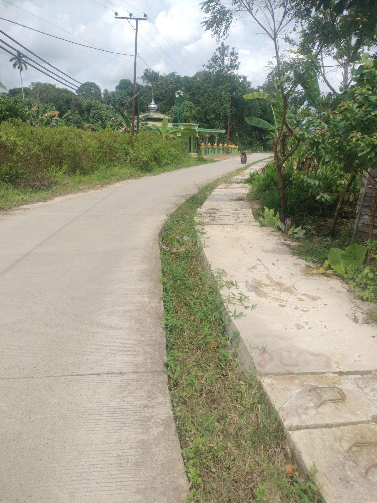 Gotong royong di jalan poros