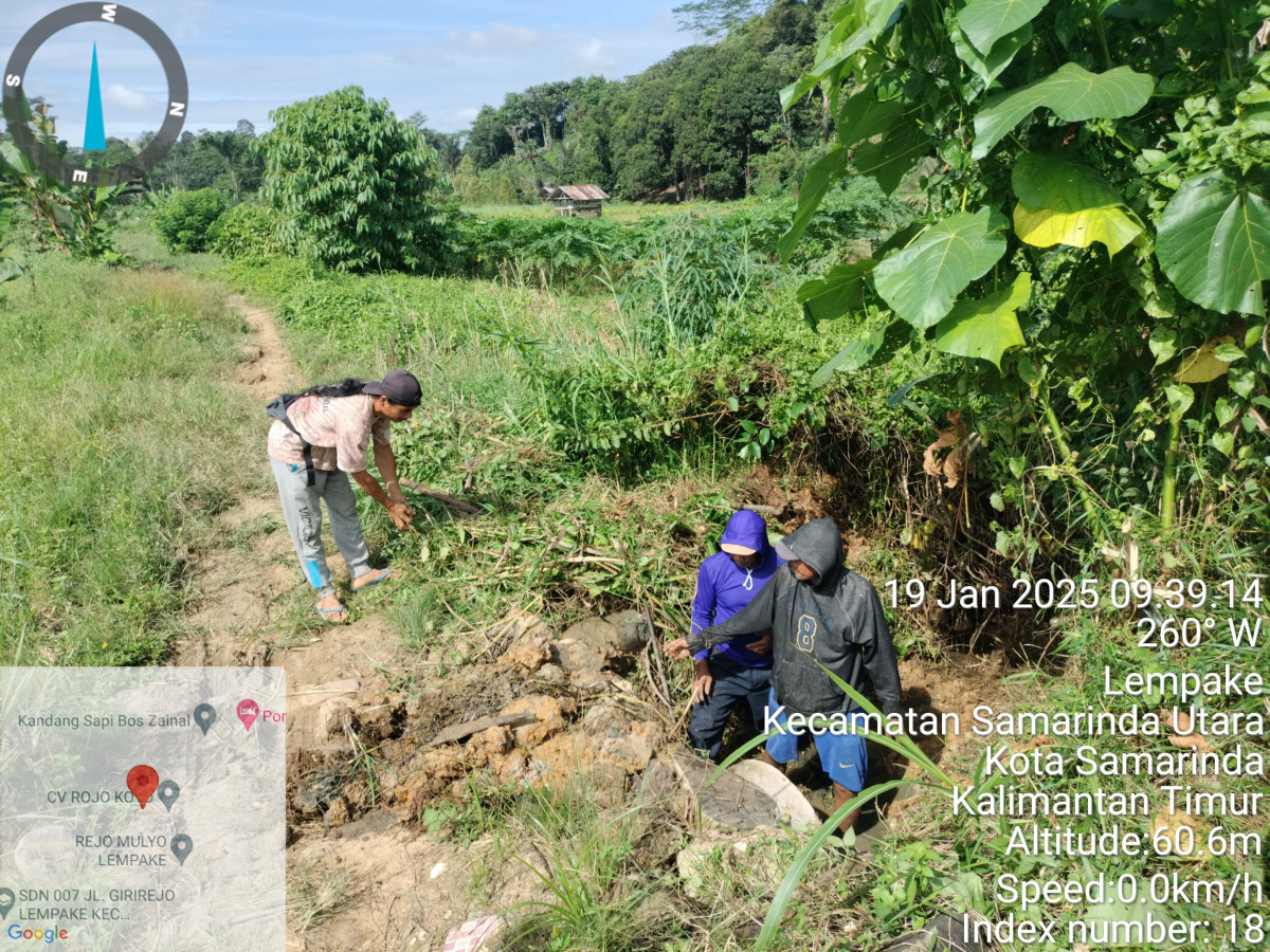 Pemasangan gorong gorong di jalan usaha tani