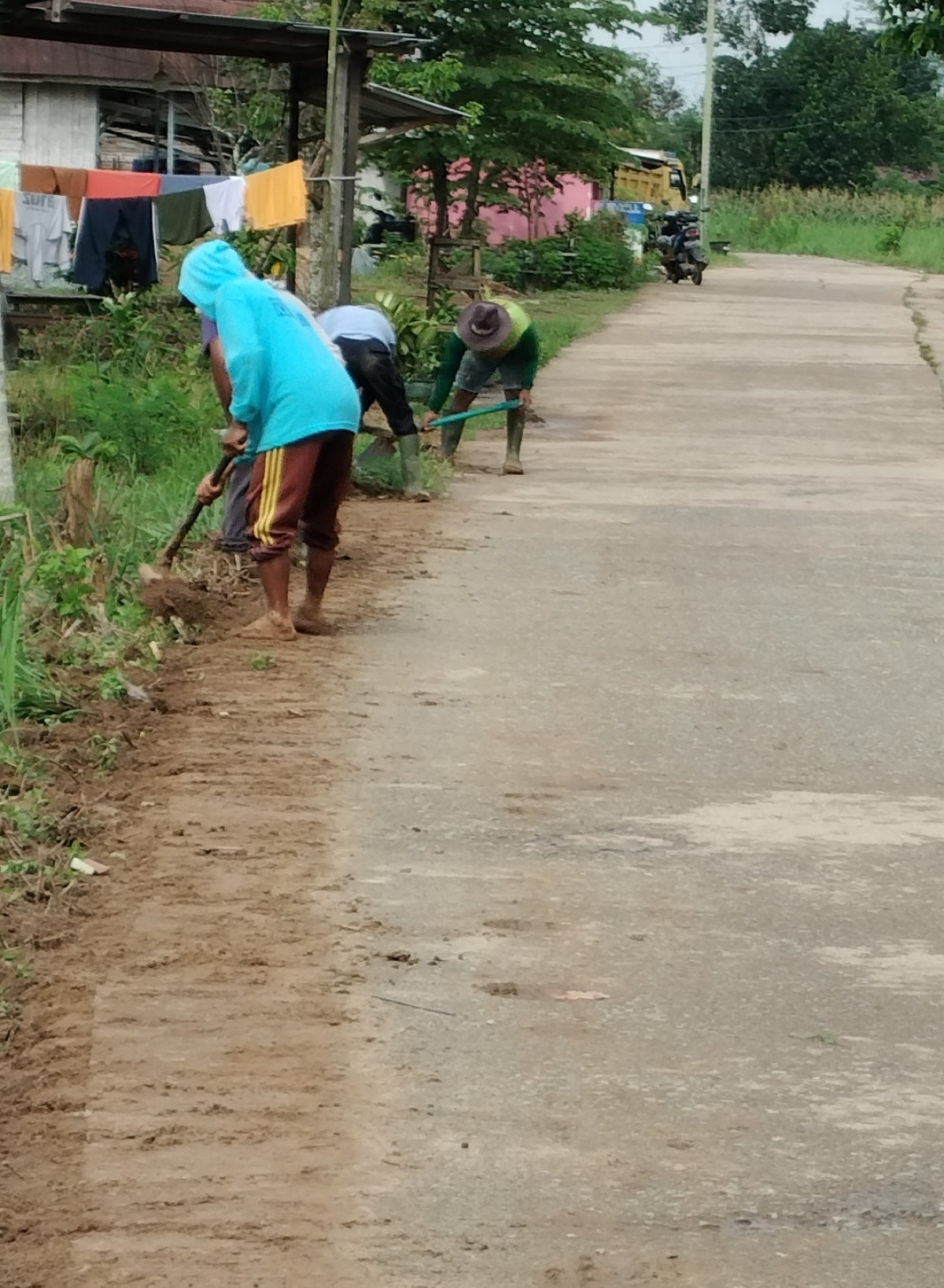 Jalan poros RT 31