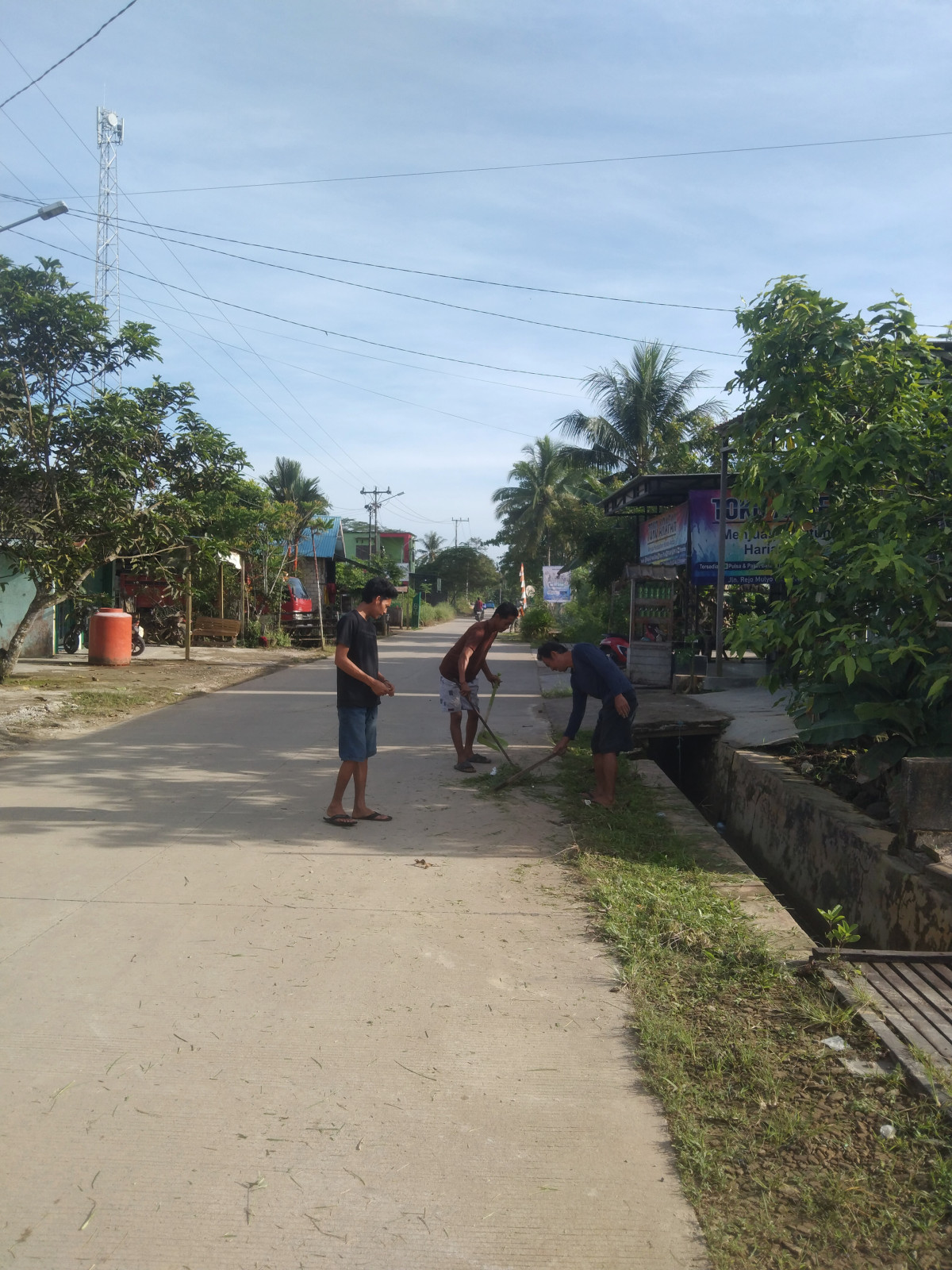 Jalan poros RT 32