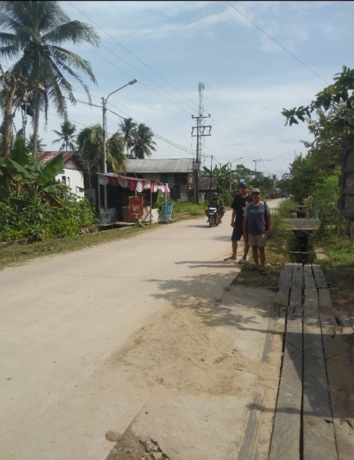 Jalan poros RT 32