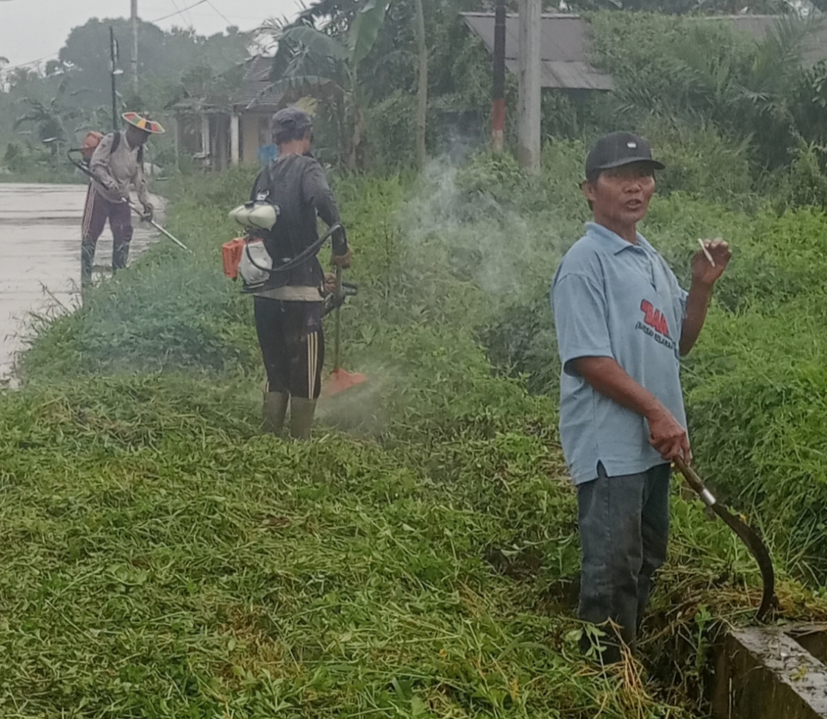 Pembersihan drainase dan potong rumput.