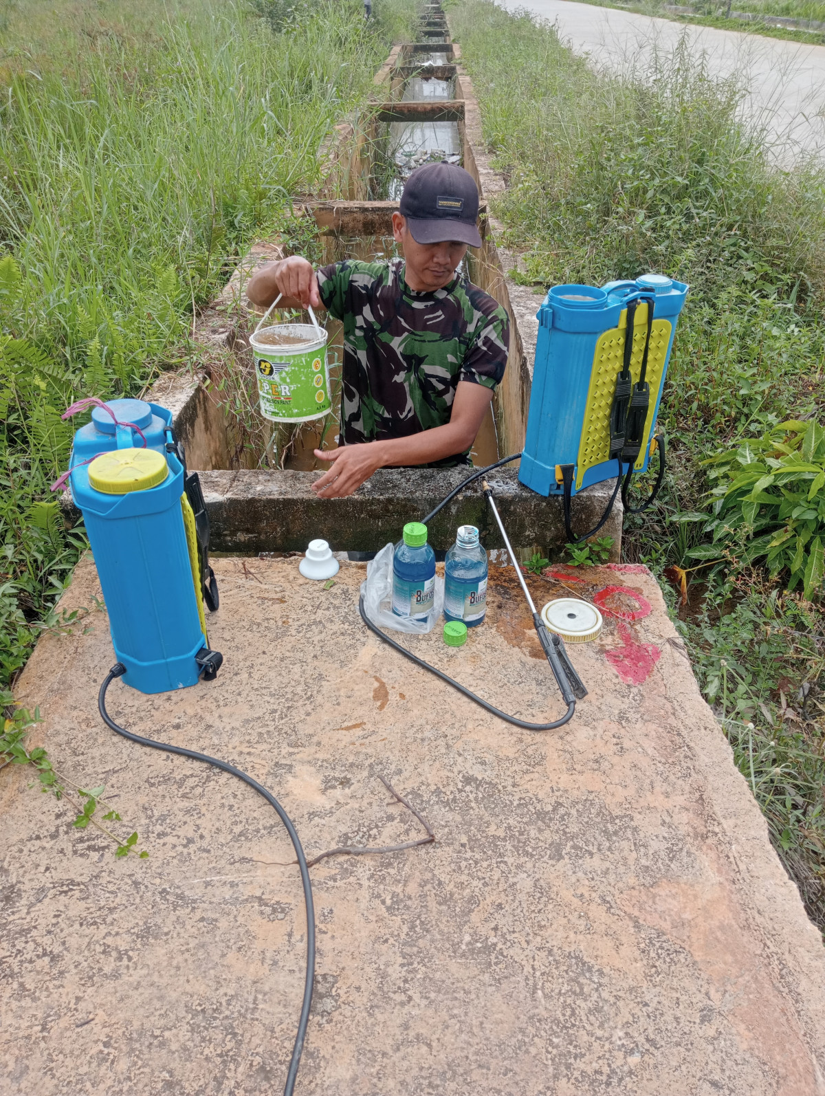 Penyemprotan rumput kanan dan kiri jalan