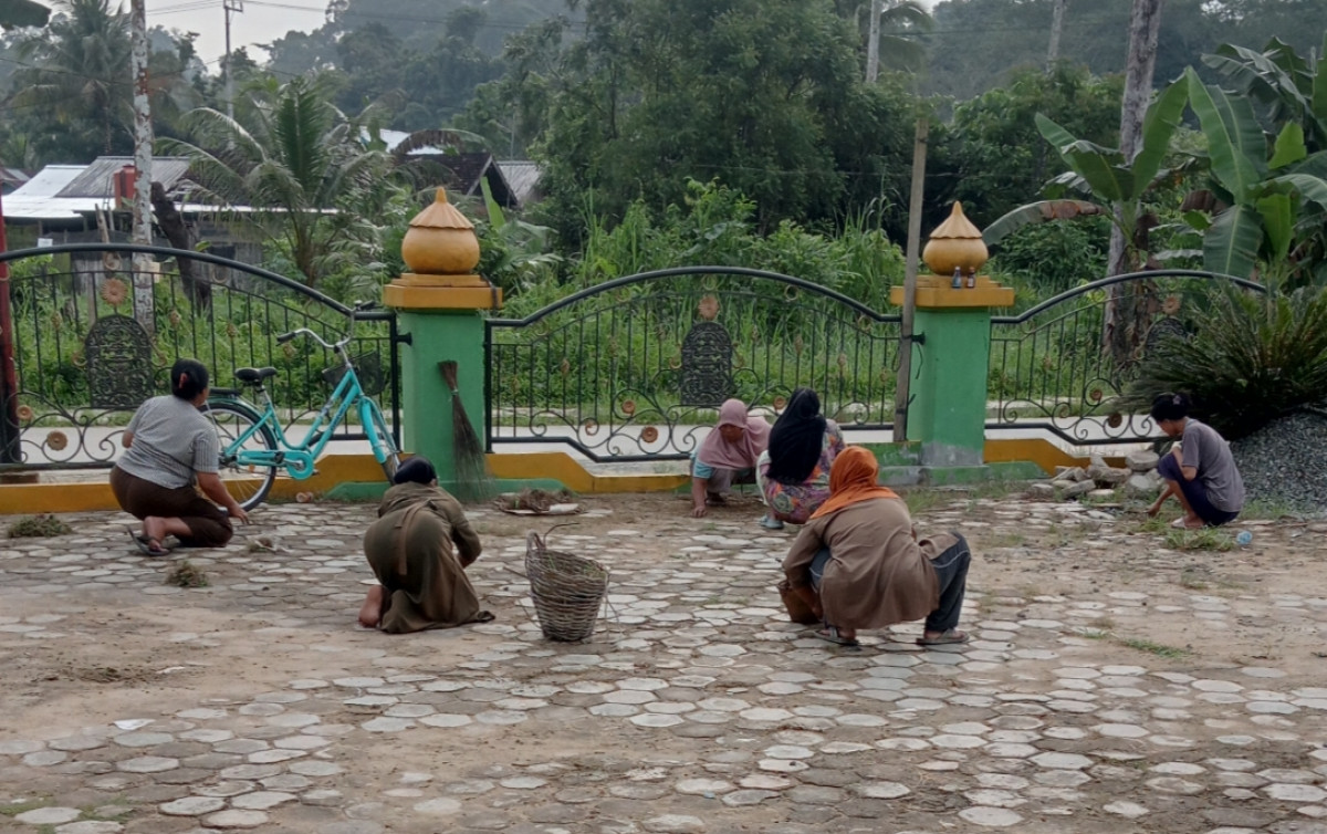 Gotong royong ibu ibu dawis