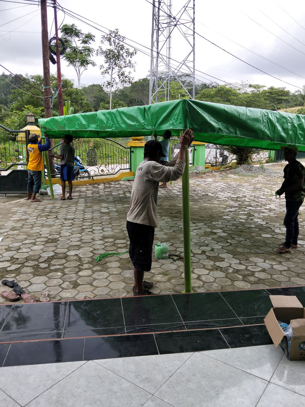 Gotong royong persiapan pengajian BKMT