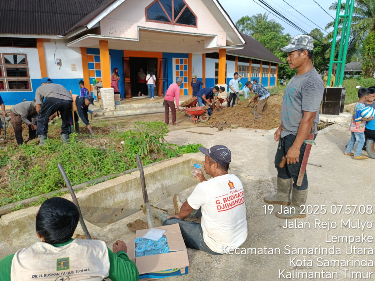 Meratakan tanah dan mebersihkan parert