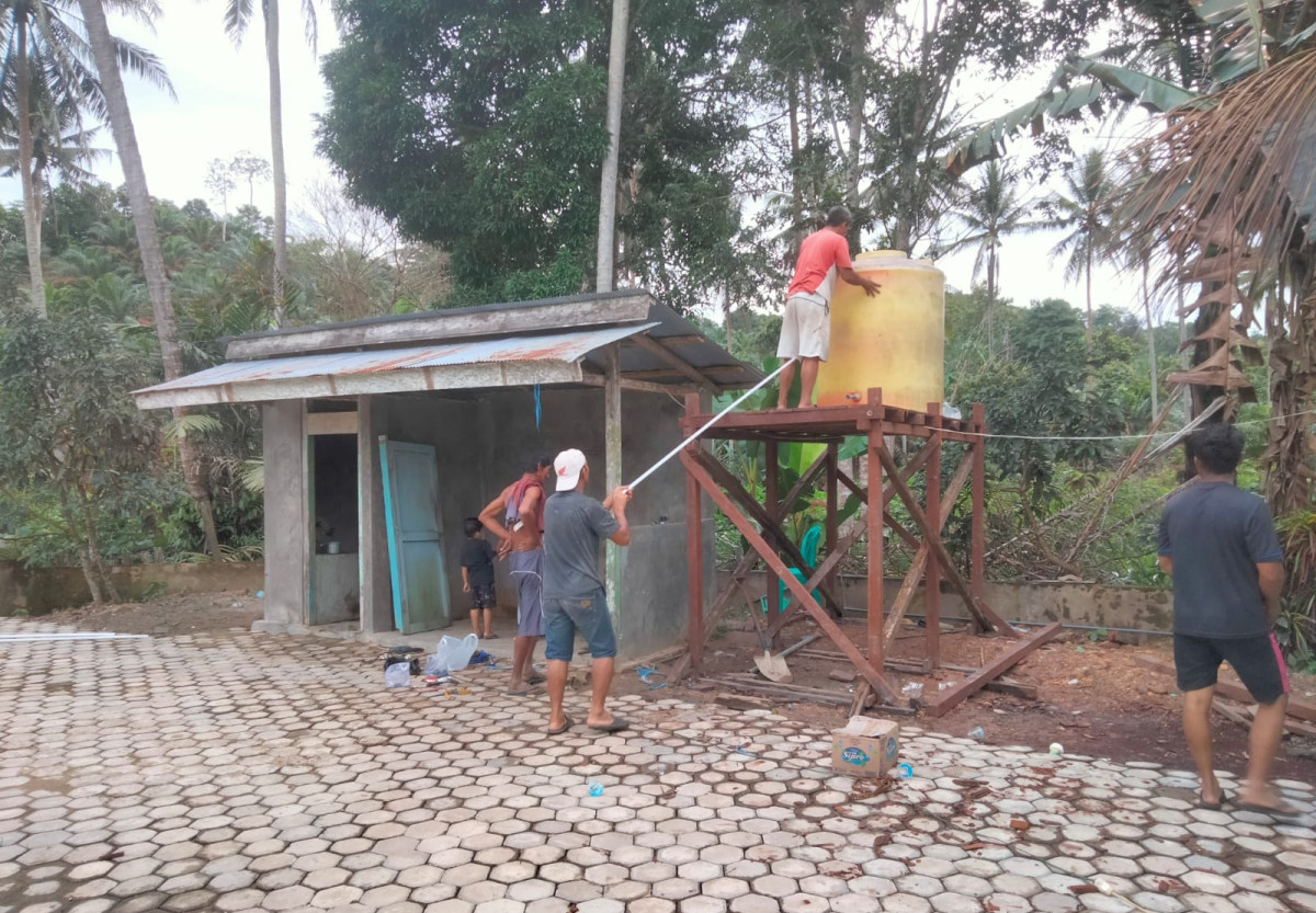 Pemasangan pipa tandon dimasjid At-Taqwa