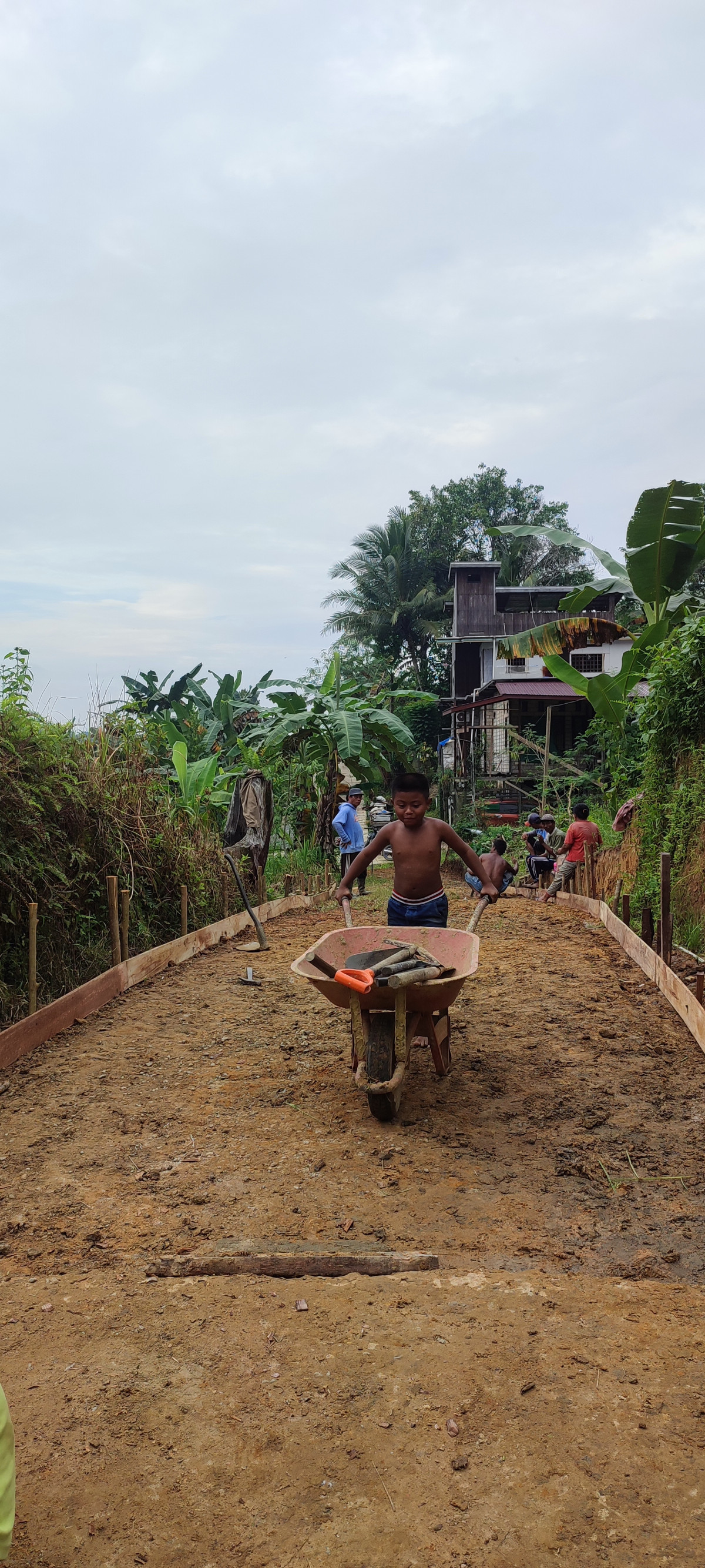 Gotong royong pembukaan jalan warga