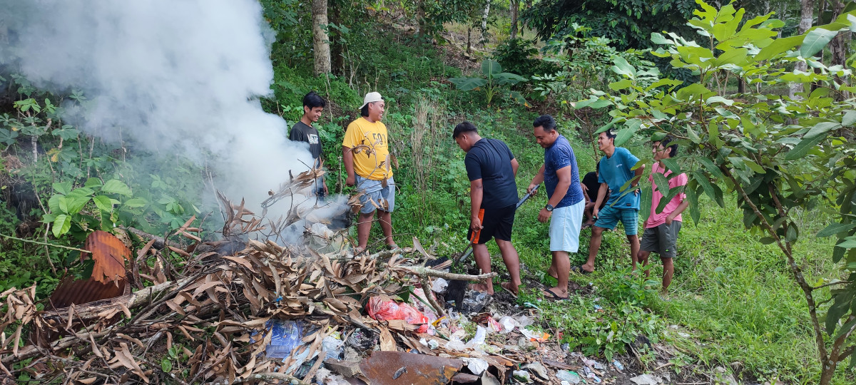 Gotong royong warga membersihkan lingkungan