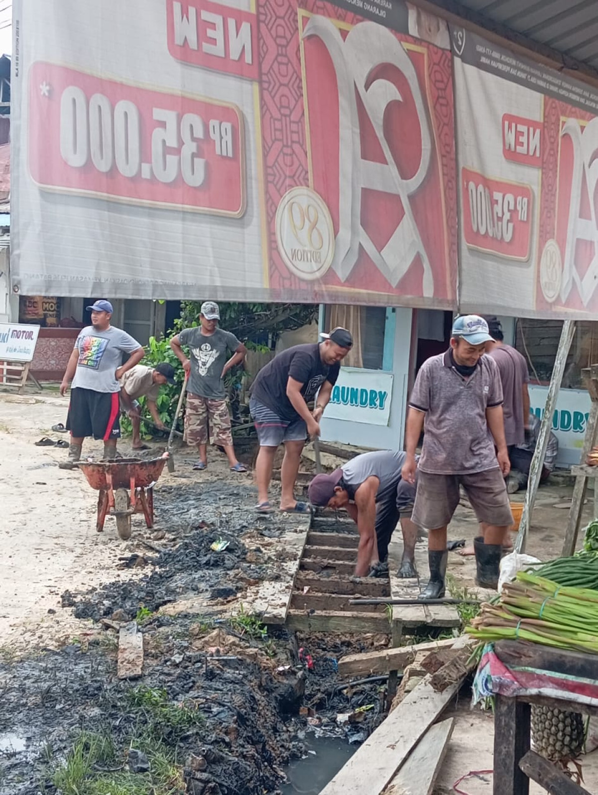 Gotong royong rutin setiap hari minggu warga RT 36 joyomulyo kelurahan lempake