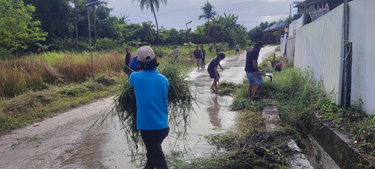 Gotong royong membersihkan drainase di rt 36