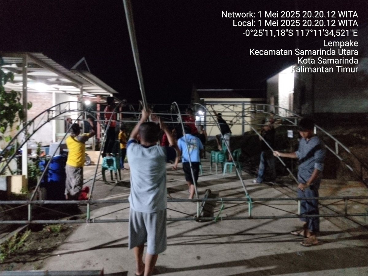 Gotong royong pemasangan tenda