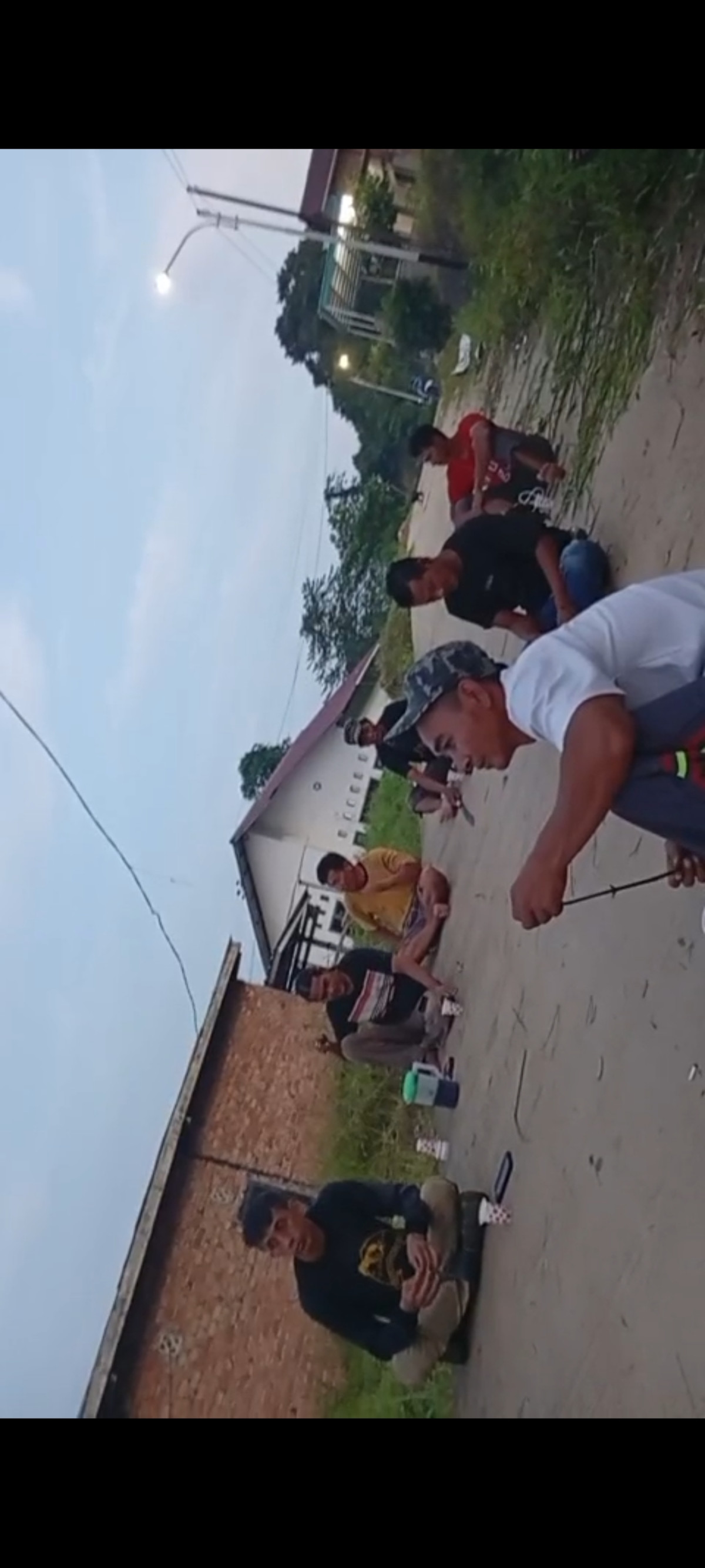 Gotong royong pembersihan rumput di pinggir jalan
