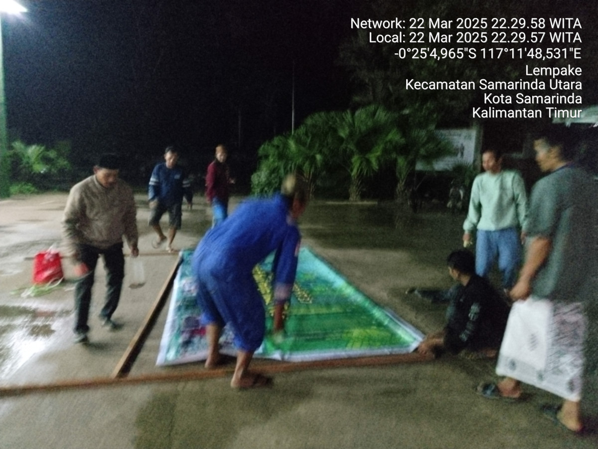 Gotong royong pemasangan sepanduk