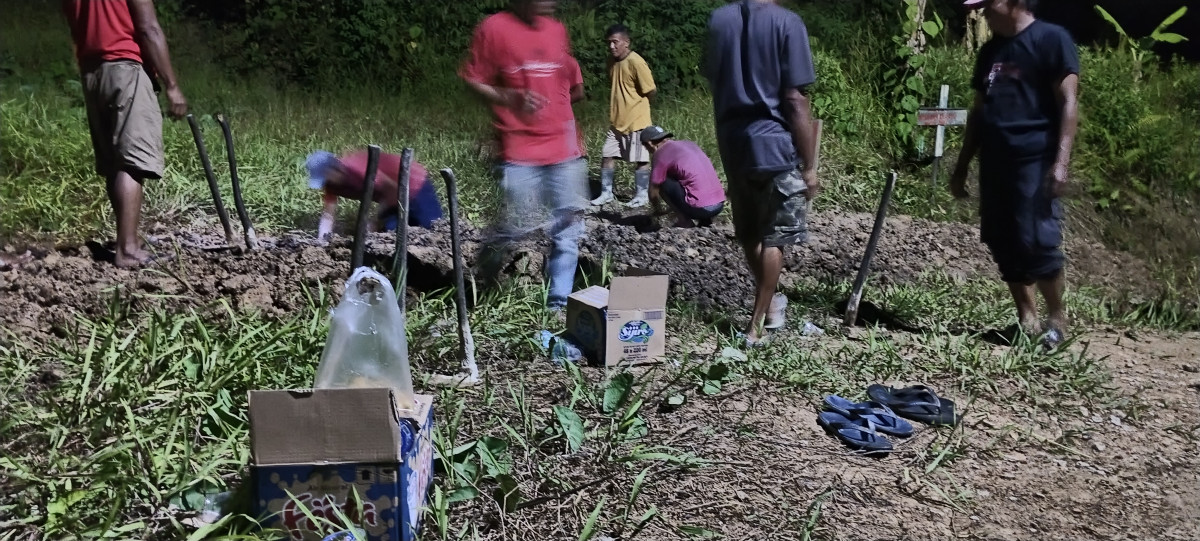 Gotong royong penggalian drainase
