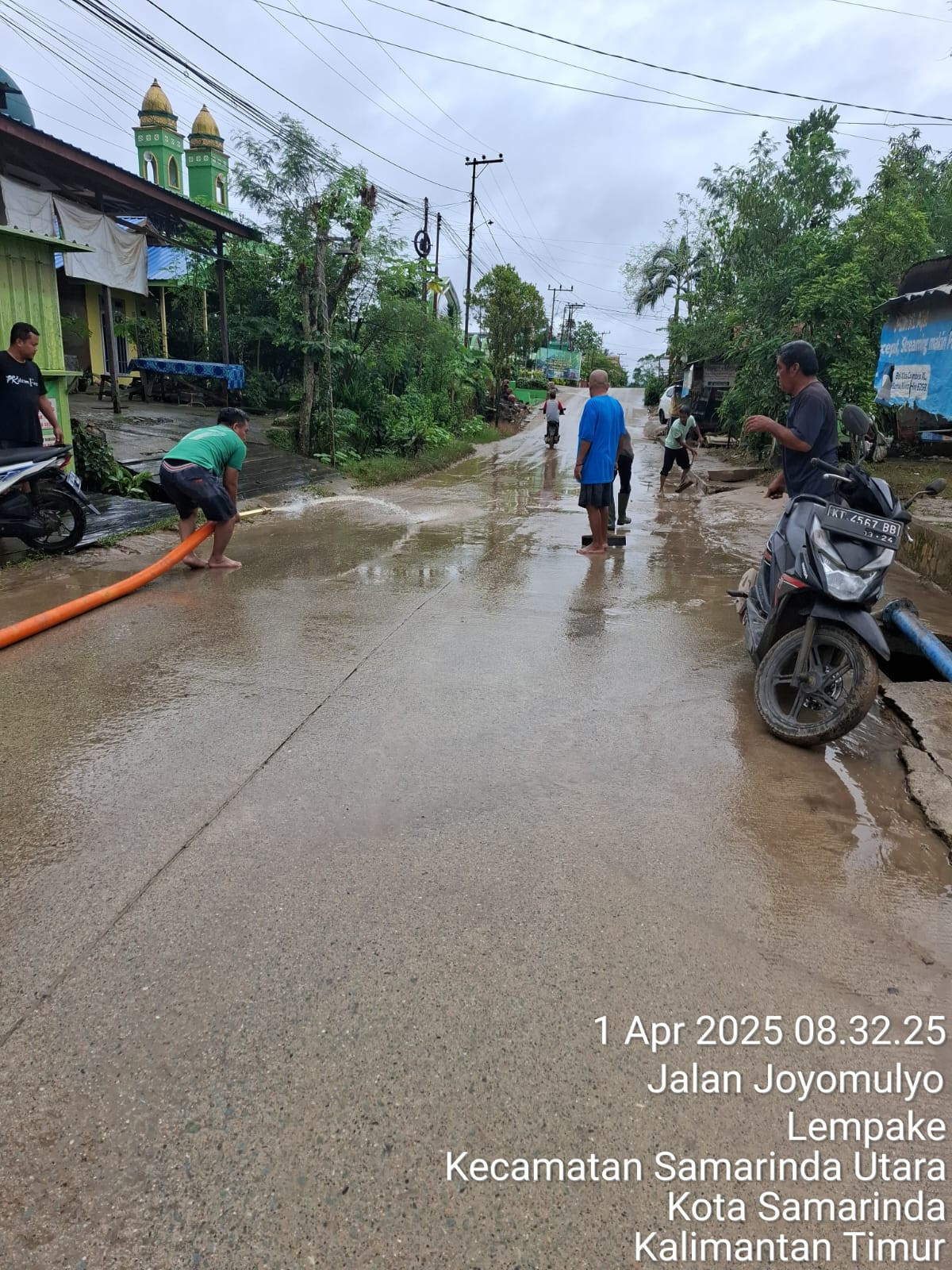 Pembersihan lumpur di jalan poros