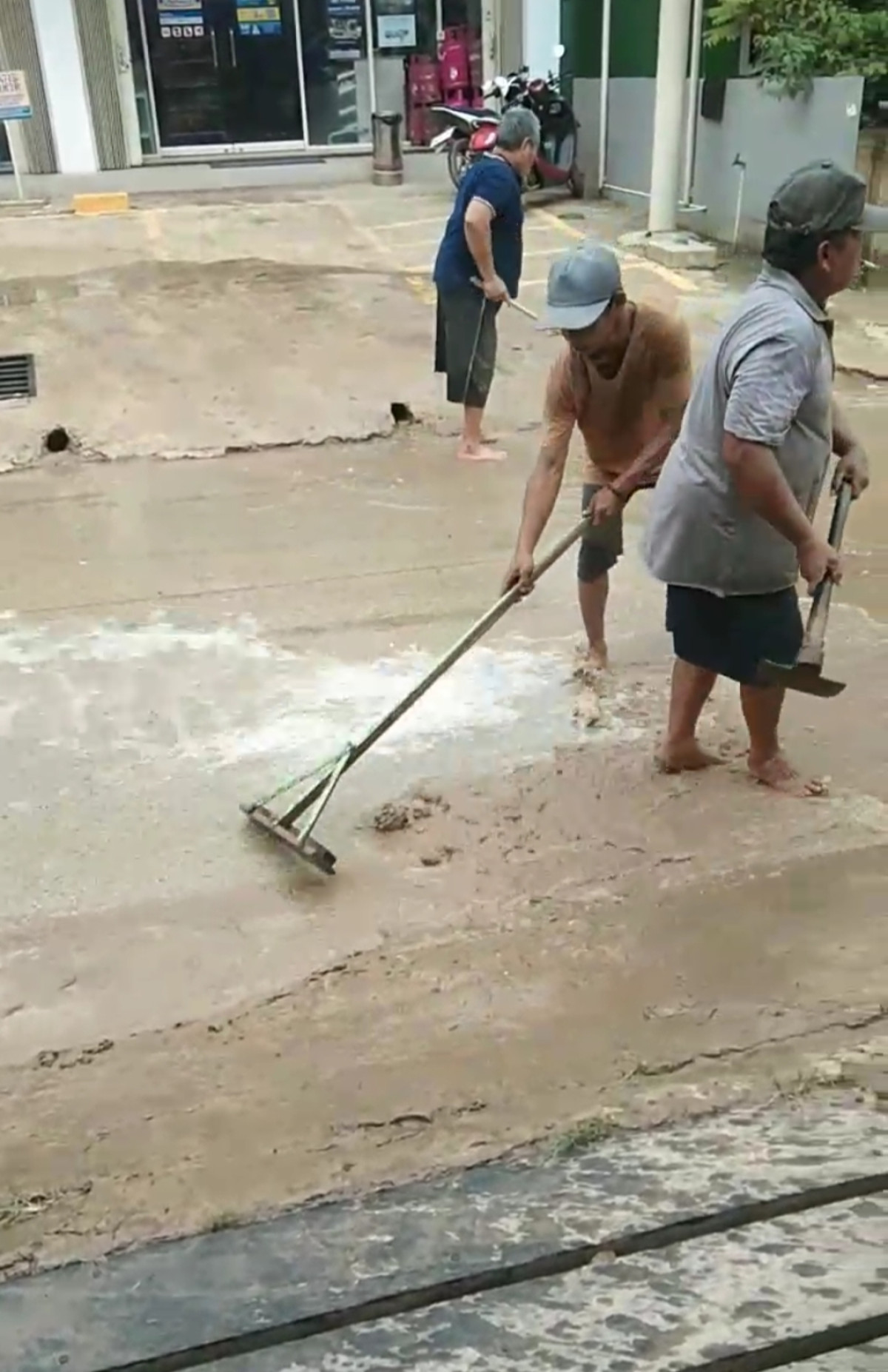 Penyemprotan lumpur di jalan poros