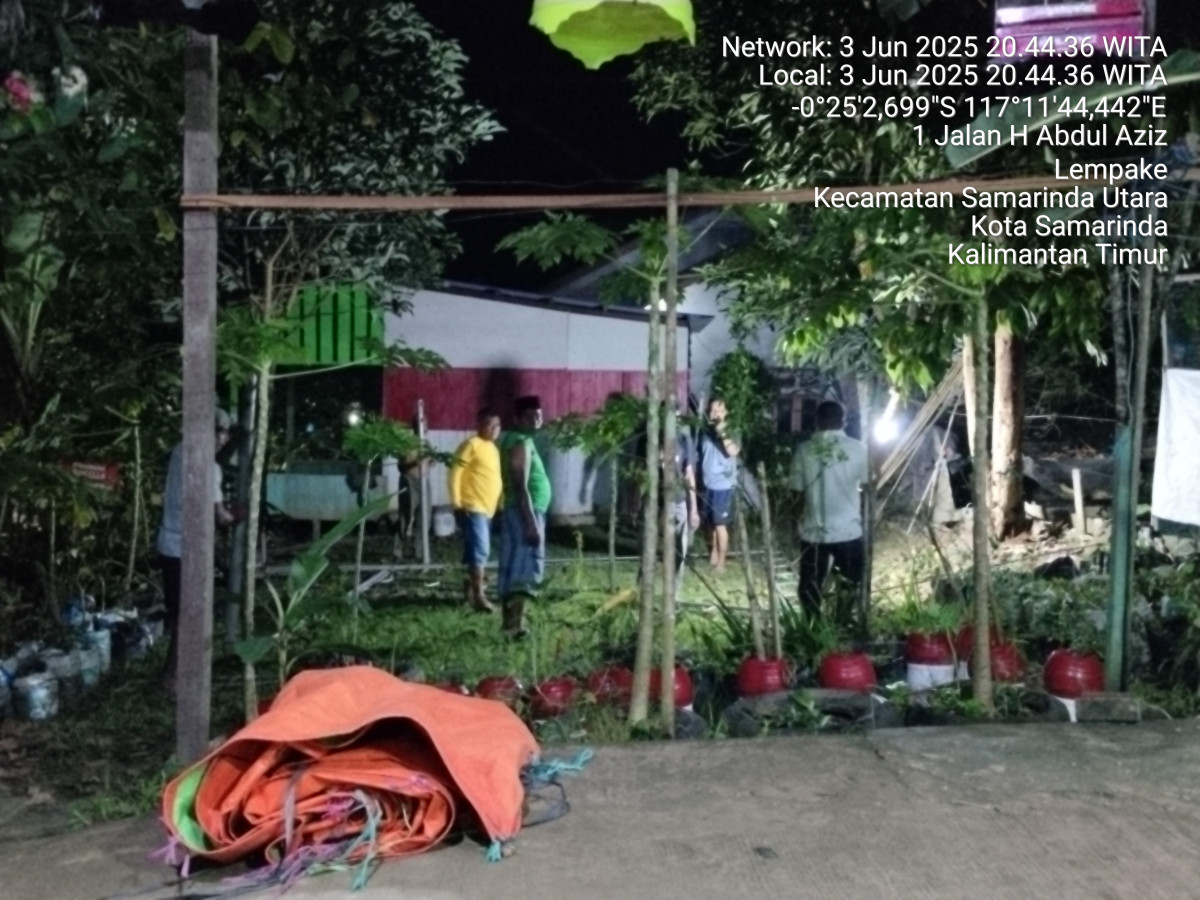 Gotong royong pemasangan tenda