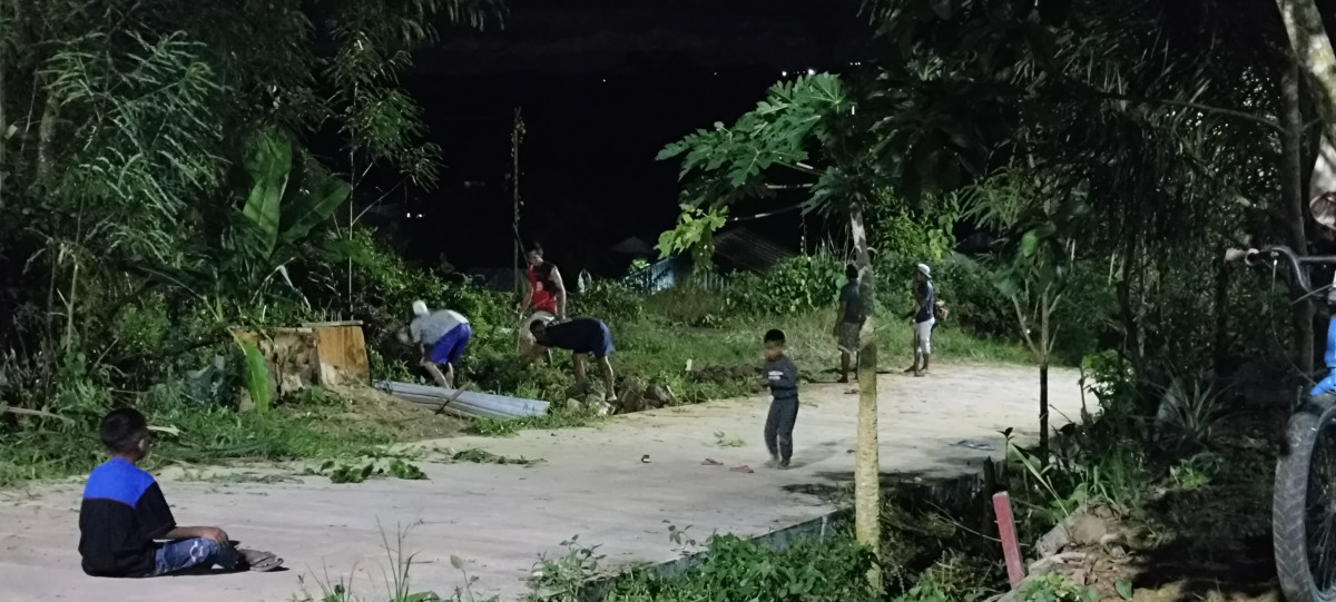 Royong Pembersihan parit dan penebangan pohon