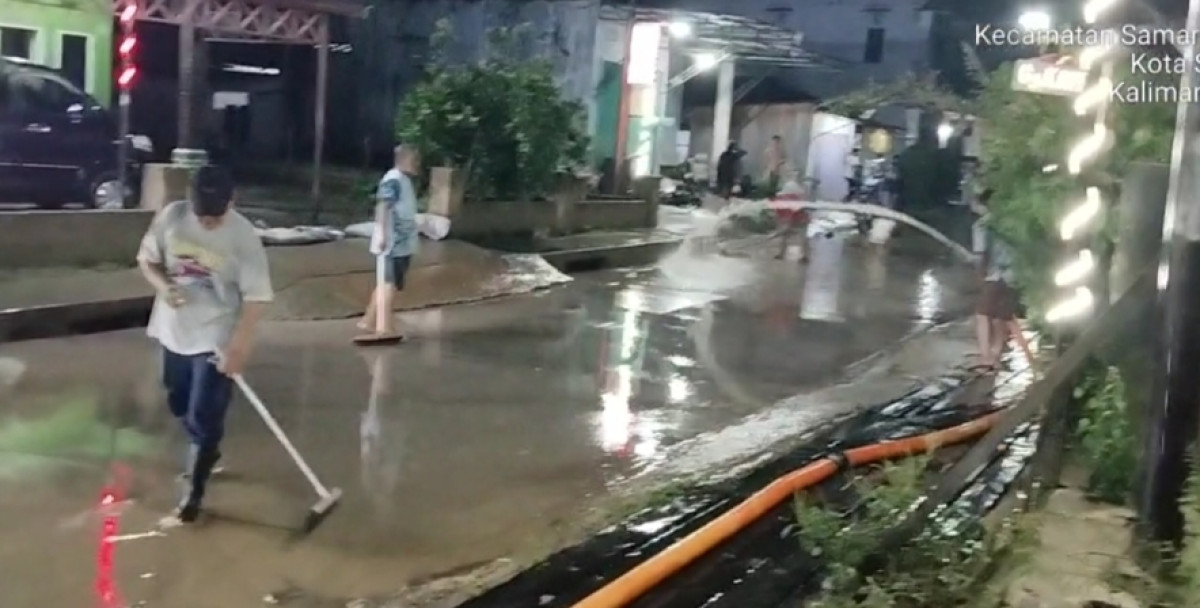 Gotong royong penyemprotan lumpur di jalan