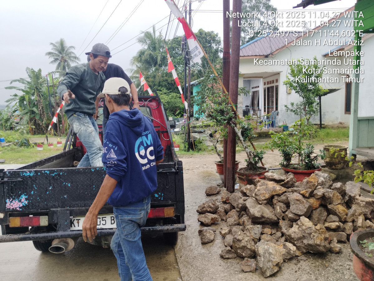 Royong pengambilan papan dan batu