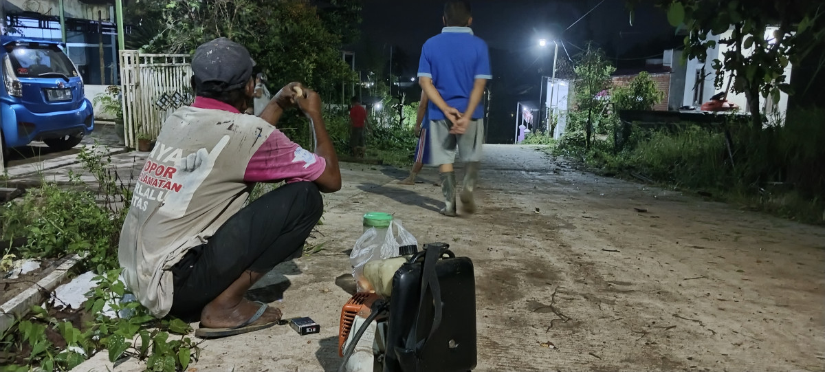 Gotong royong di jln H. Abdul Aziz Joyo Mulyo RT 37