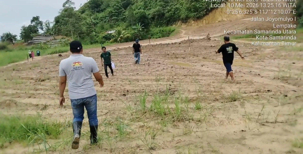 Pemasangan patok tanah RKM