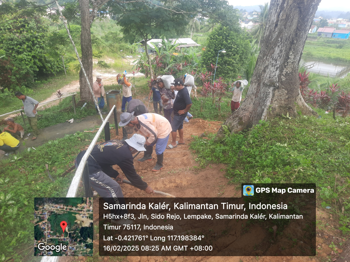 Kerjabakti Warga RT. 39 di Makam Muslimin Blok M Jl. SIido Rejo dan Jl. Sido Multi