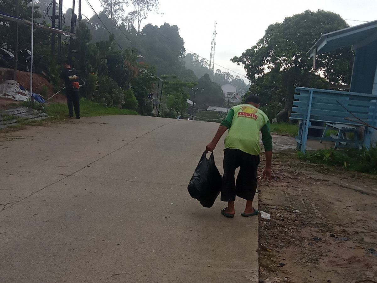 Gotong royong bersih- bersih lingkungan