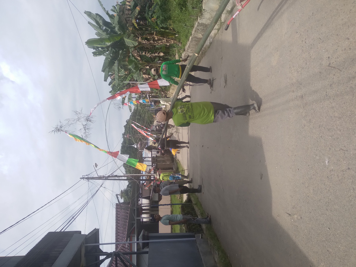 Pemasangan umbul umbul Agustusan