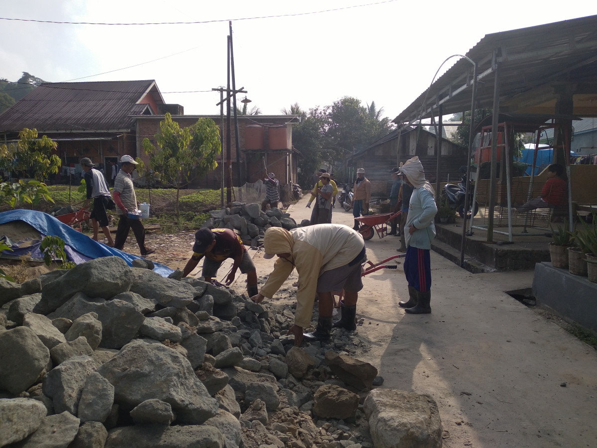 Mengangkat batu
