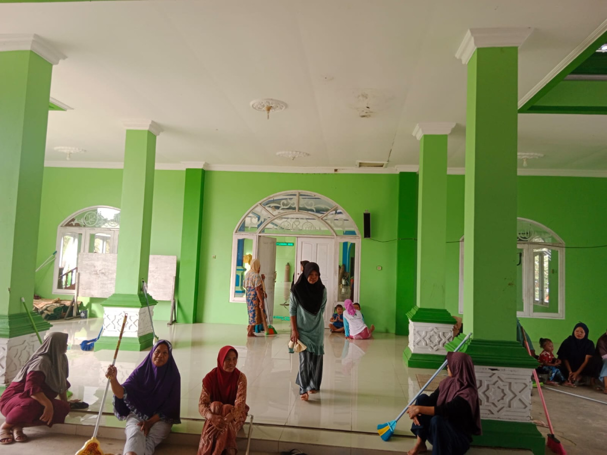 Membersihkan tempat ibadah