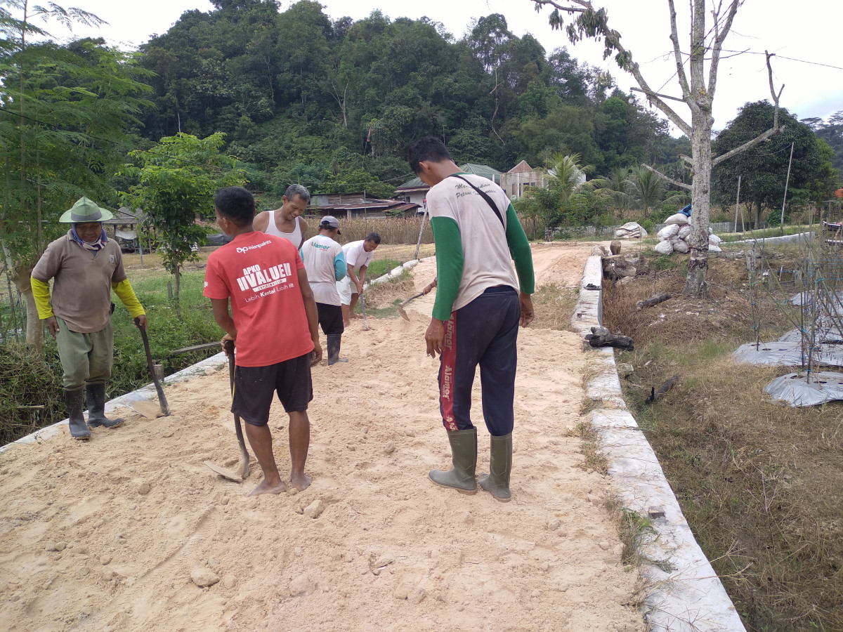 Kerja bakti menimbun gang barokah