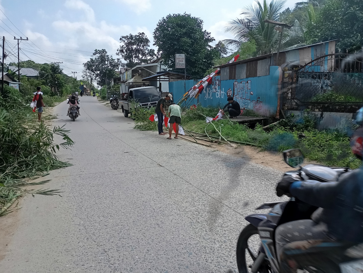 Gotong Royong pasang umbul umbul HUT Ri ke 79
