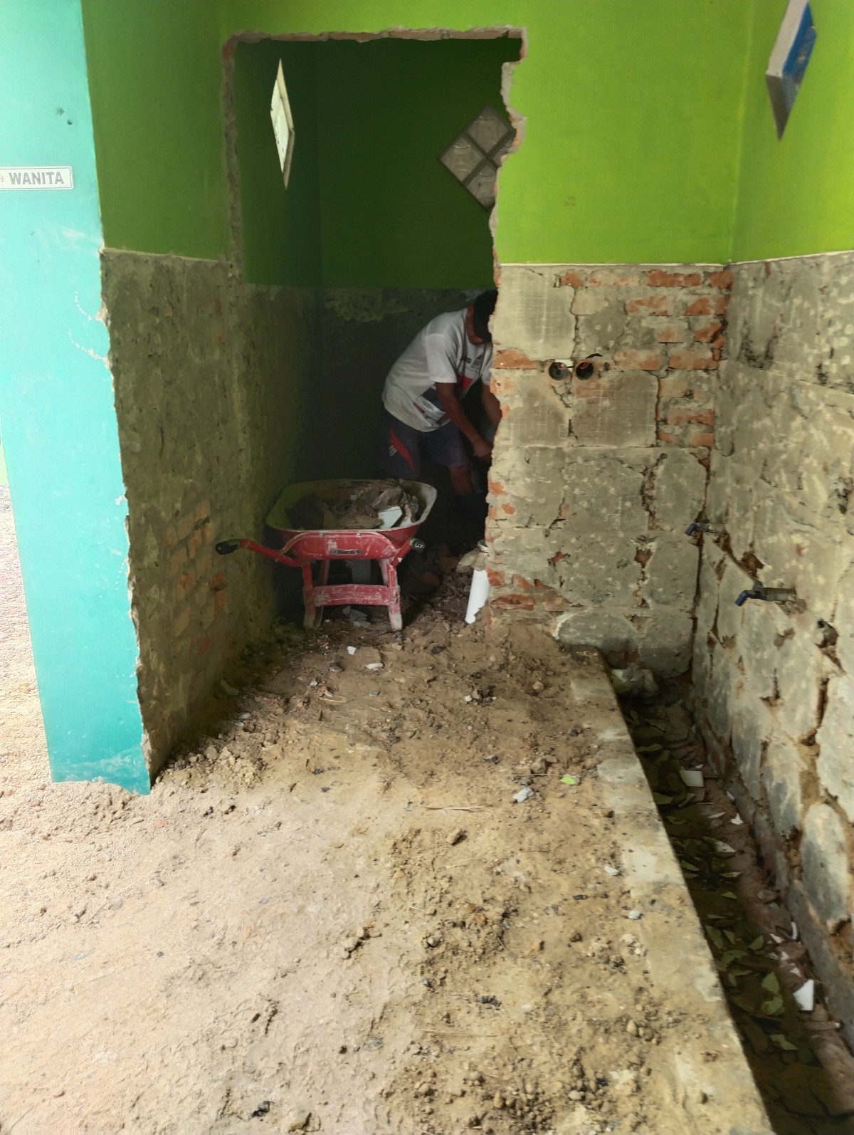 Pemasangan keramik tempat wudhu