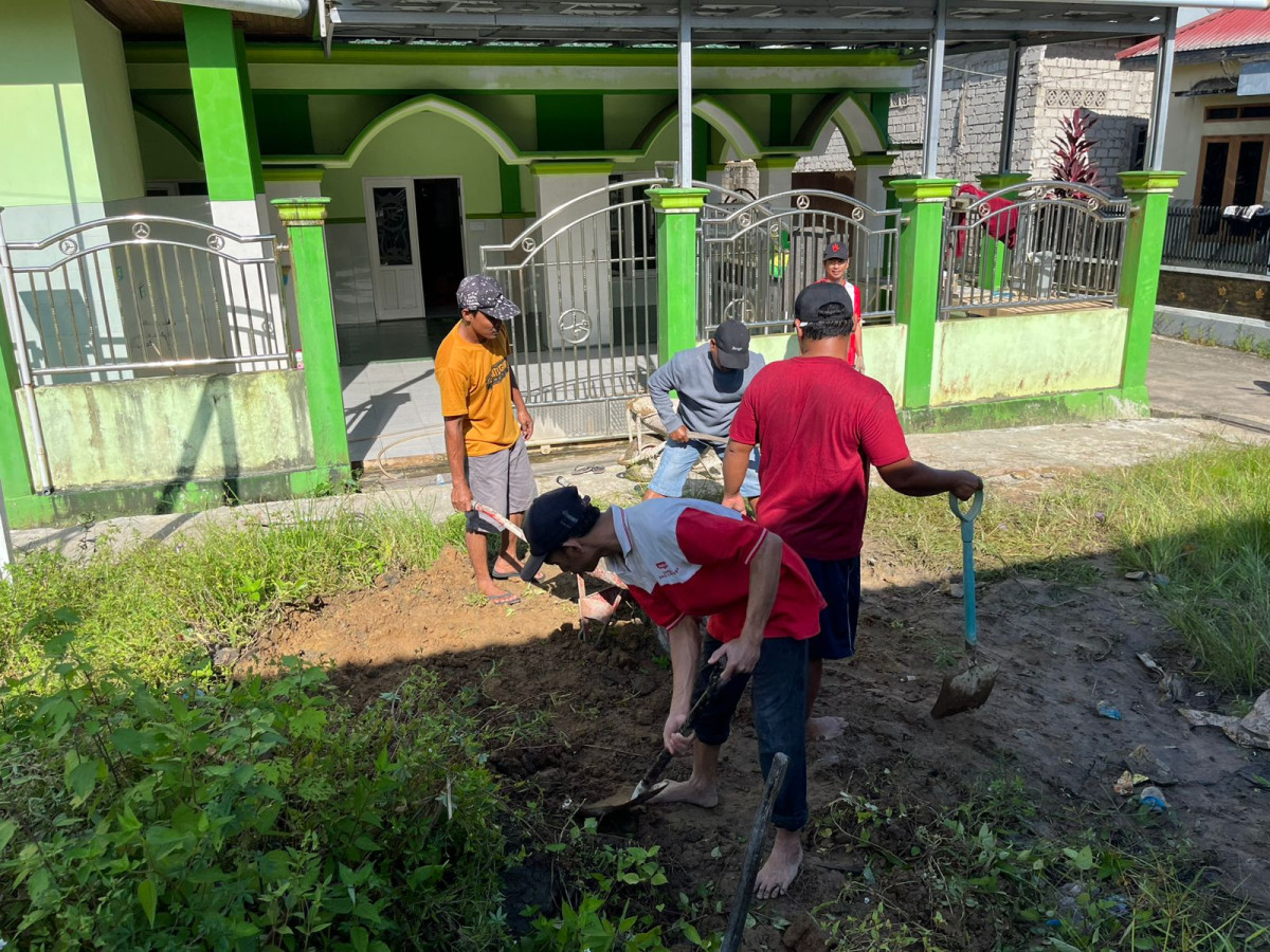 Gotong royong di jln karya bakti rt44