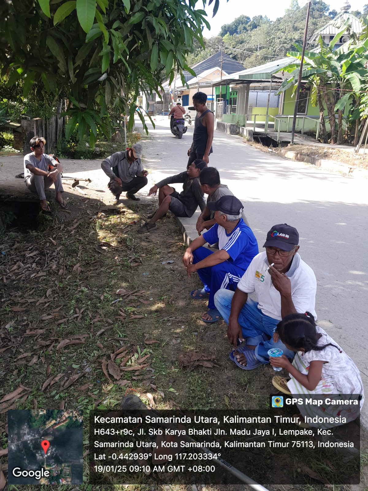 Gotong royong pasang umbul umbul