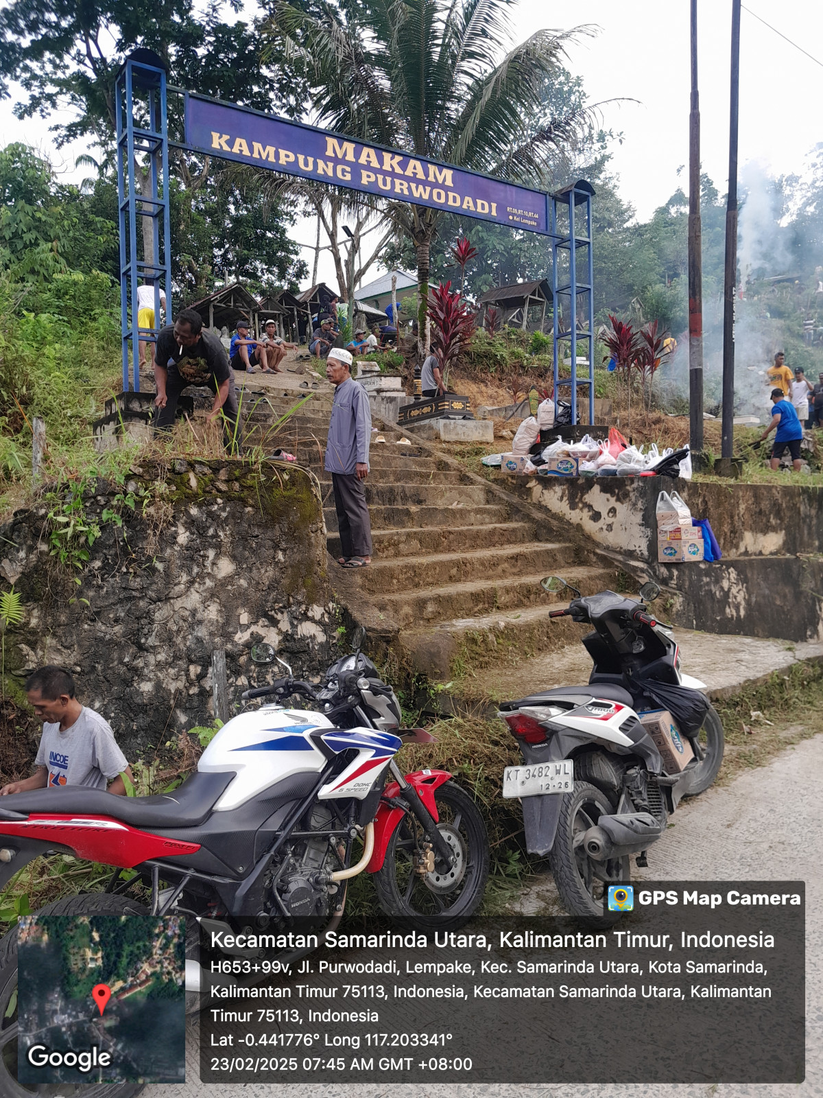 Gotong royong membersihkan makam bersama tiga rt,sekaligus doa bersama menyambut bulan suci ramadhan