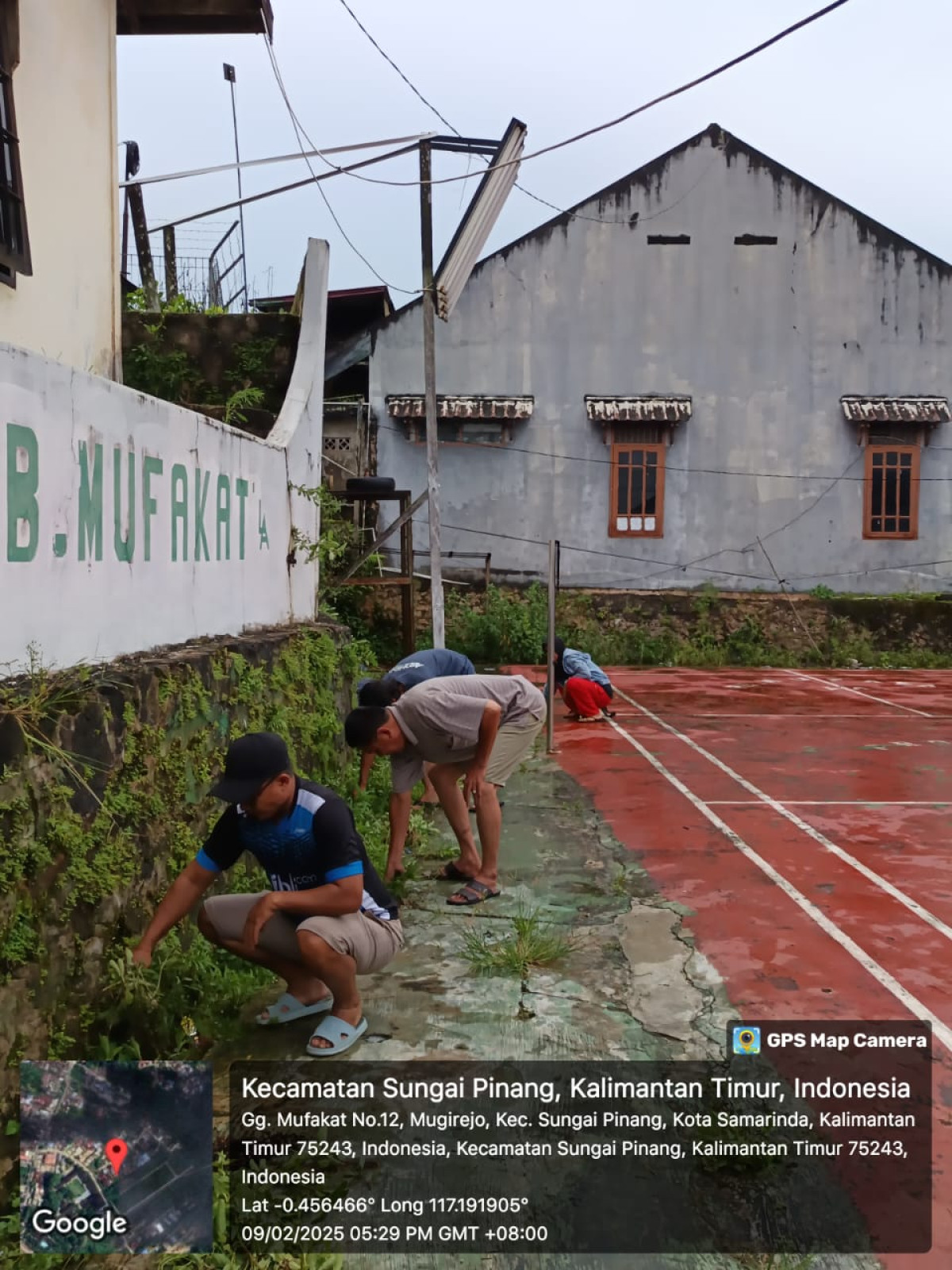 Kerja bakti pembersihan sekitar lapangan