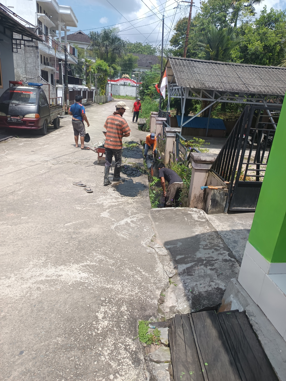 Kerja bakti pembersihan parit