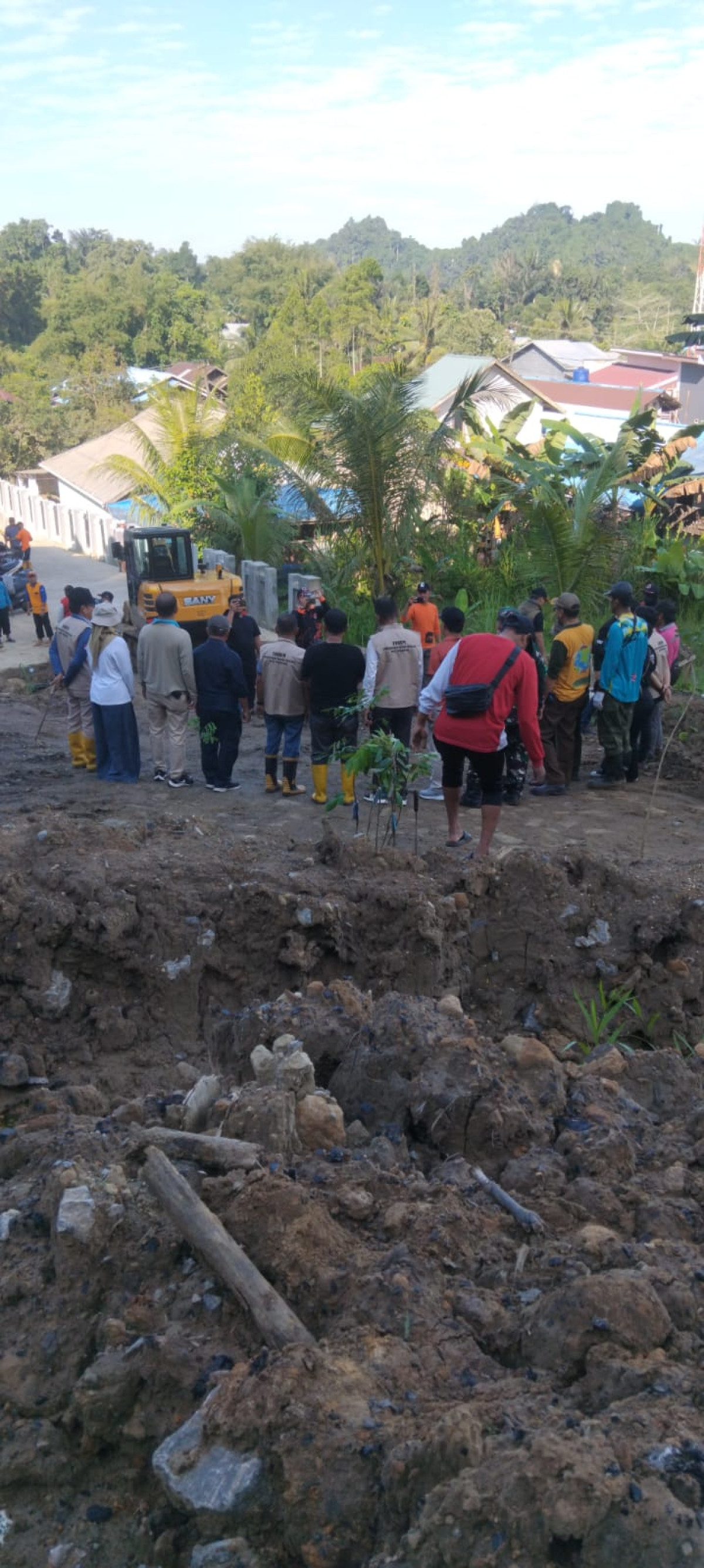 Penanaman pohon di lahan kelurahan